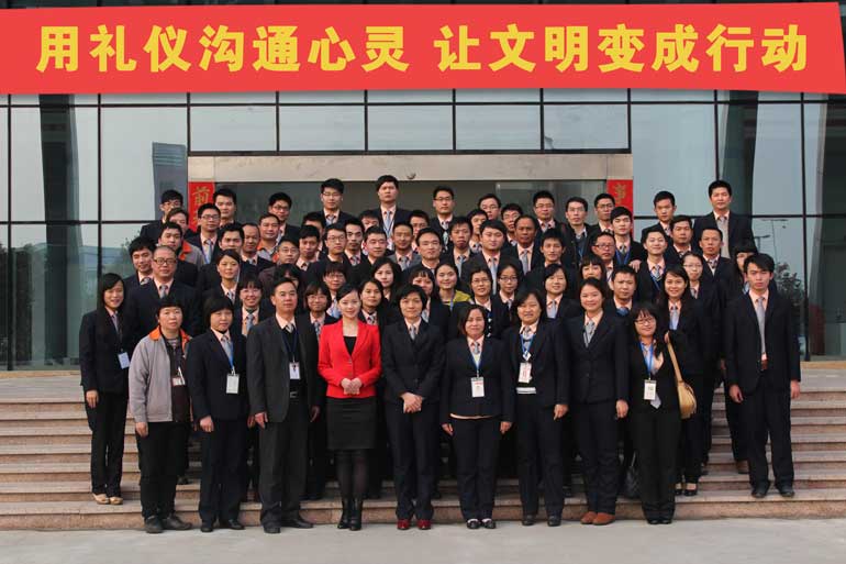 用礼仪相同心灵，，，，，，，让文明酿成行动